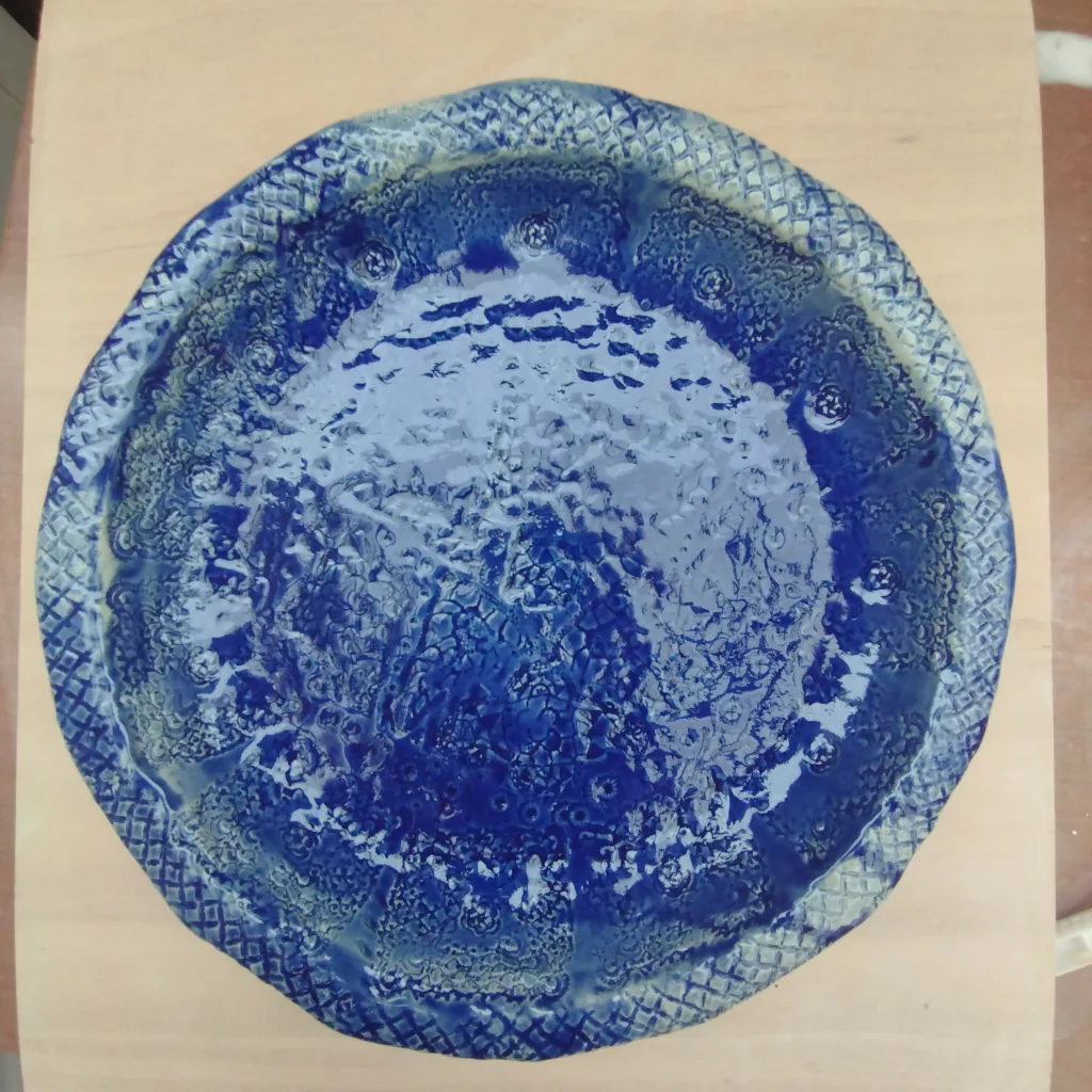 grand plat émaillé-empreintes de dentelles